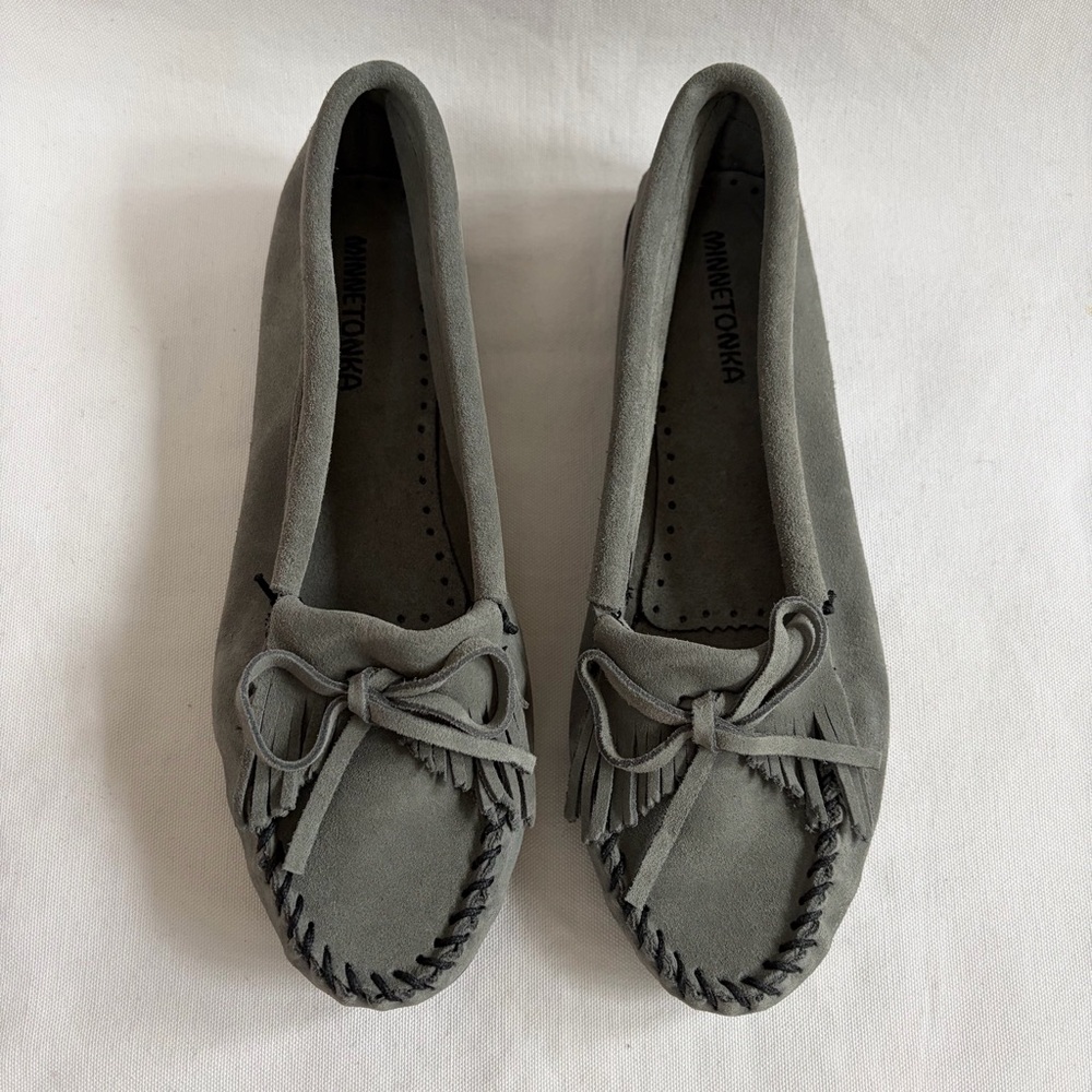 Minnetonka Suede Leather Moccasins Loafers New
Size 8.5 Gray